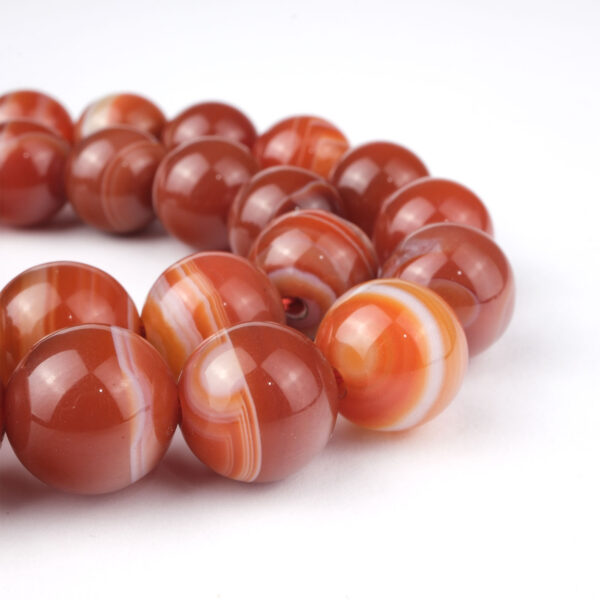 2A Kalite Madagaskar Akik doğal taş dizi 12 mm – gri, kahverengi ve beyaz halkalı yapısıyla denge, koruma ve istikrar sağlayan toptan doğal taş dizi