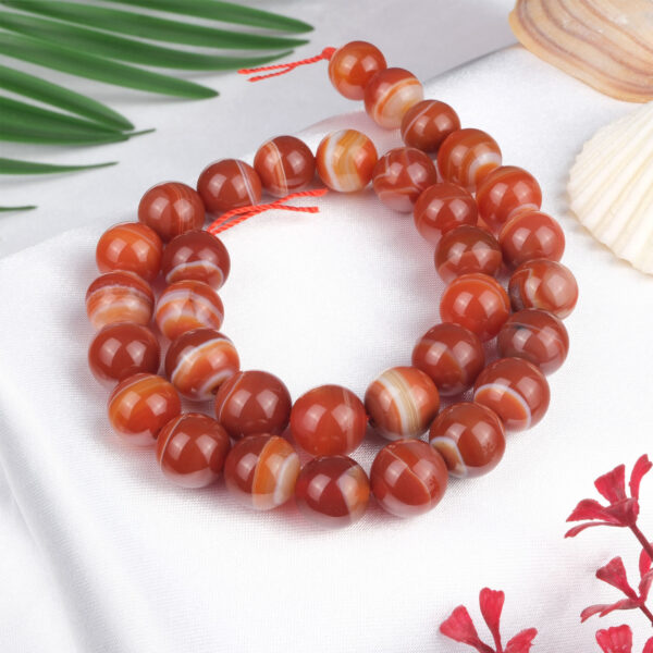 2A Kalite Madagaskar Akik doğal taş dizi 12 mm – gri, kahverengi ve beyaz halkalı yapısıyla denge, koruma ve istikrar sağlayan toptan doğal taş dizi