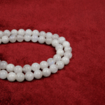 3A Kalite Hindistan Aytaşı doğal taş dizi 6 mm – inci beyazı ve mavi yansımalarıyla sezgisel denge, huzur ve ruhsal aydınlanma sağlayan toptan doğal taş dizi