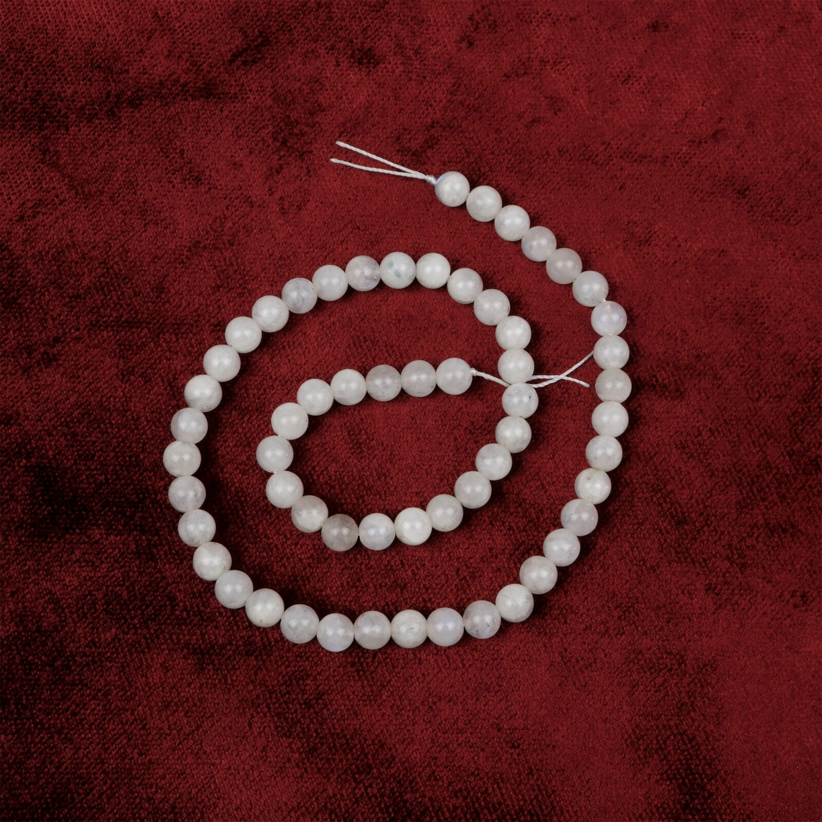 3A Kalite Hindistan Aytaşı doğal taş dizi 6 mm – inci beyazı ve mavi yansımalarıyla sezgisel denge, huzur ve ruhsal aydınlanma sağlayan toptan doğal taş dizi