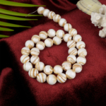 Akide Sedef doğal taş dizi 10 mm – inci beyazı ve pastel tonlarıyla zarafet, arınma ve duygusal denge sağlayan toptan doğal taş dizi