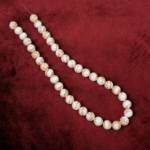 Akide Sedef doğal taş dizi 10 mm – inci beyazı ve pastel tonlarıyla zarafet, arınma ve duygusal denge sağlayan toptan doğal taş dizi