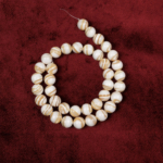 Akide Sedef doğal taş dizi 10 mm – inci beyazı ve pastel tonlarıyla zarafet, arınma ve duygusal denge sağlayan toptan doğal taş dizi