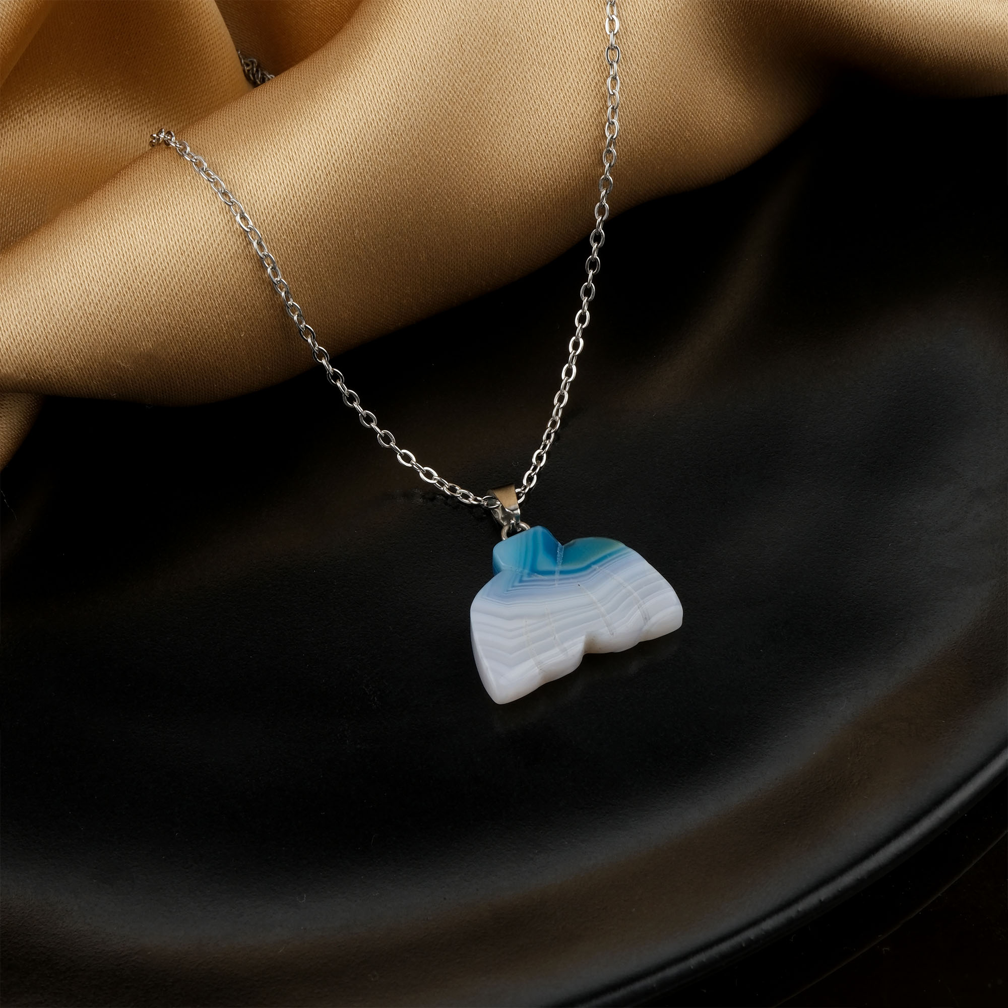 akik-kolye-dogal-tas-kolye-safir-tas-evi- (1) Akik kolye – doğanın dengeleyici enerjisini zarif bir tasarımla sunar Akik taşlı kolye – içsel huzur ve koruyucu enerji bir arada Toptan doğal taş kolye – akik taşının pozitif frekansını hissedin Günlük kullanımda denge ve şıklık sağlayan akik kolye