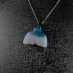 Akik kolye – doğanın dengeleyici enerjisini zarif bir tasarımla sunar Akik taşlı kolye – içsel huzur ve koruyucu enerji bir arada Toptan doğal taş kolye – akik taşının pozitif frekansını hissedin Günlük kullanımda denge ve şıklık sağlayan akik kolye