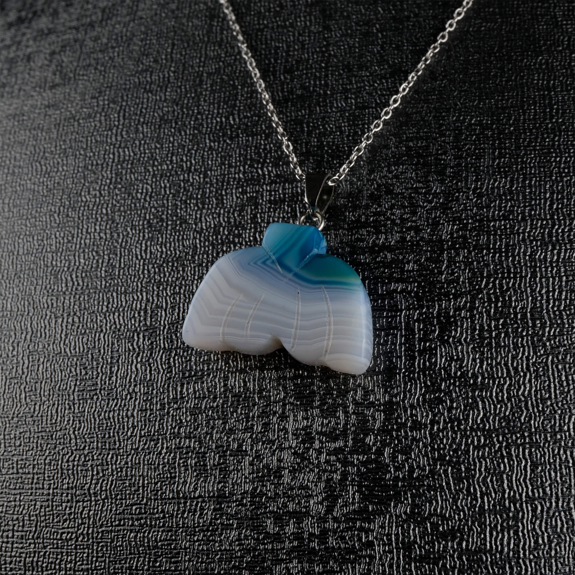 akik-kolye-dogal-tas-kolye-safir-tas-evi- (3) Akik kolye – doğanın dengeleyici enerjisini zarif bir tasarımla sunar Akik taşlı kolye – içsel huzur ve koruyucu enerji bir arada Toptan doğal taş kolye – akik taşının pozitif frekansını hissedin Günlük kullanımda denge ve şıklık sağlayan akik kolye