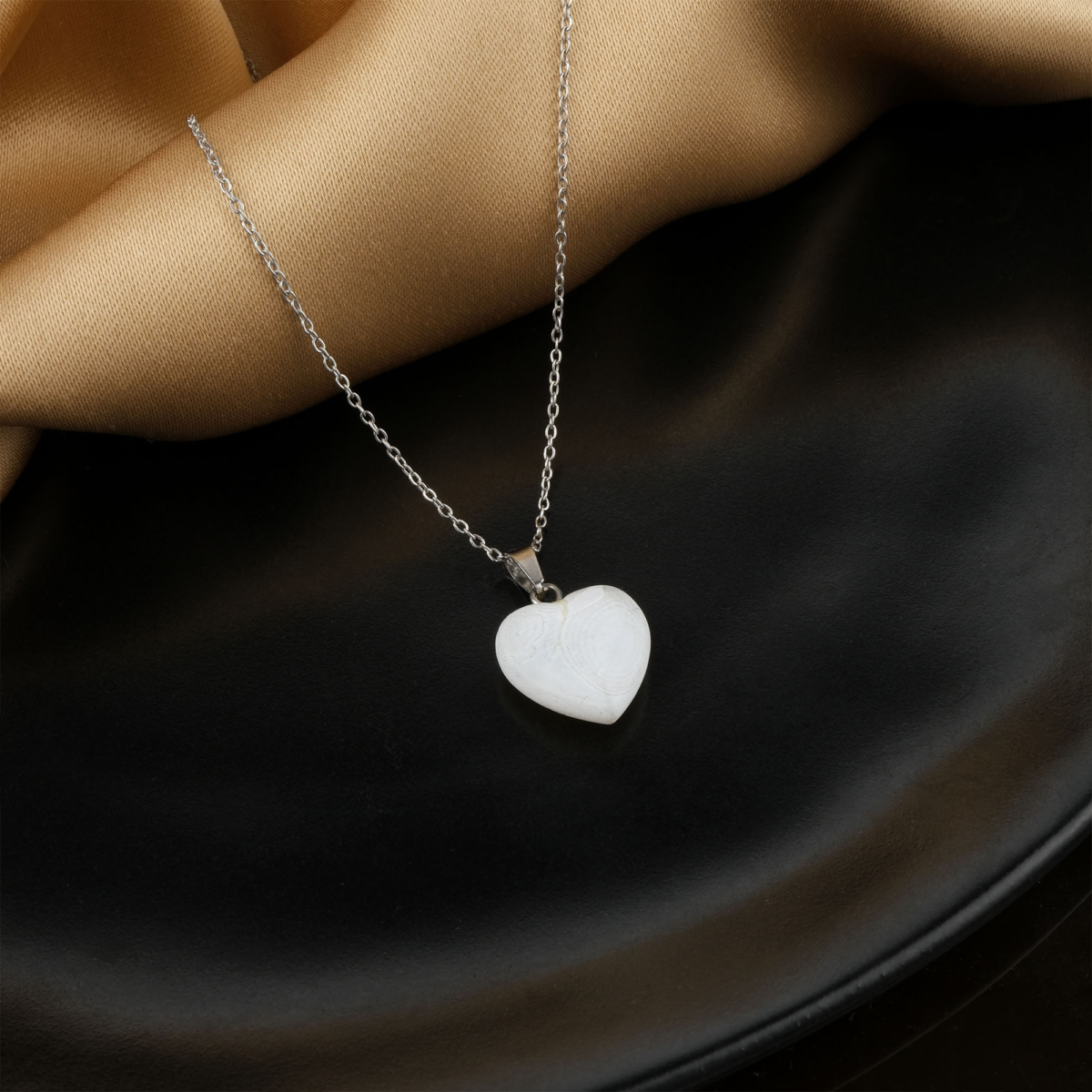 Akik kolye – kalp model tasarımıyla sevgi enerjisini taşıyan doğal taş Kalp model akik kolye – zarif görünüm ve içsel denge bir arada Toptan doğal taş kolye – akik taşının şifalı frekansını hissedin Şıklığı ve ruhsal huzuru buluşturan akik kalp kolye