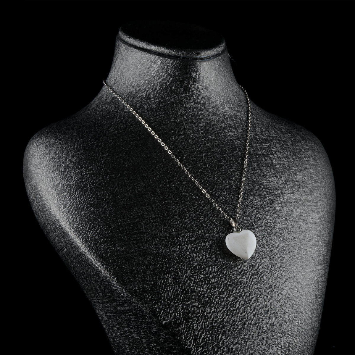 Akik kolye – kalp model tasarımıyla sevgi enerjisini taşıyan doğal taş Kalp model akik kolye – zarif görünüm ve içsel denge bir arada Toptan doğal taş kolye – akik taşının şifalı frekansını hissedin Şıklığı ve ruhsal huzuru buluşturan akik kalp kolye