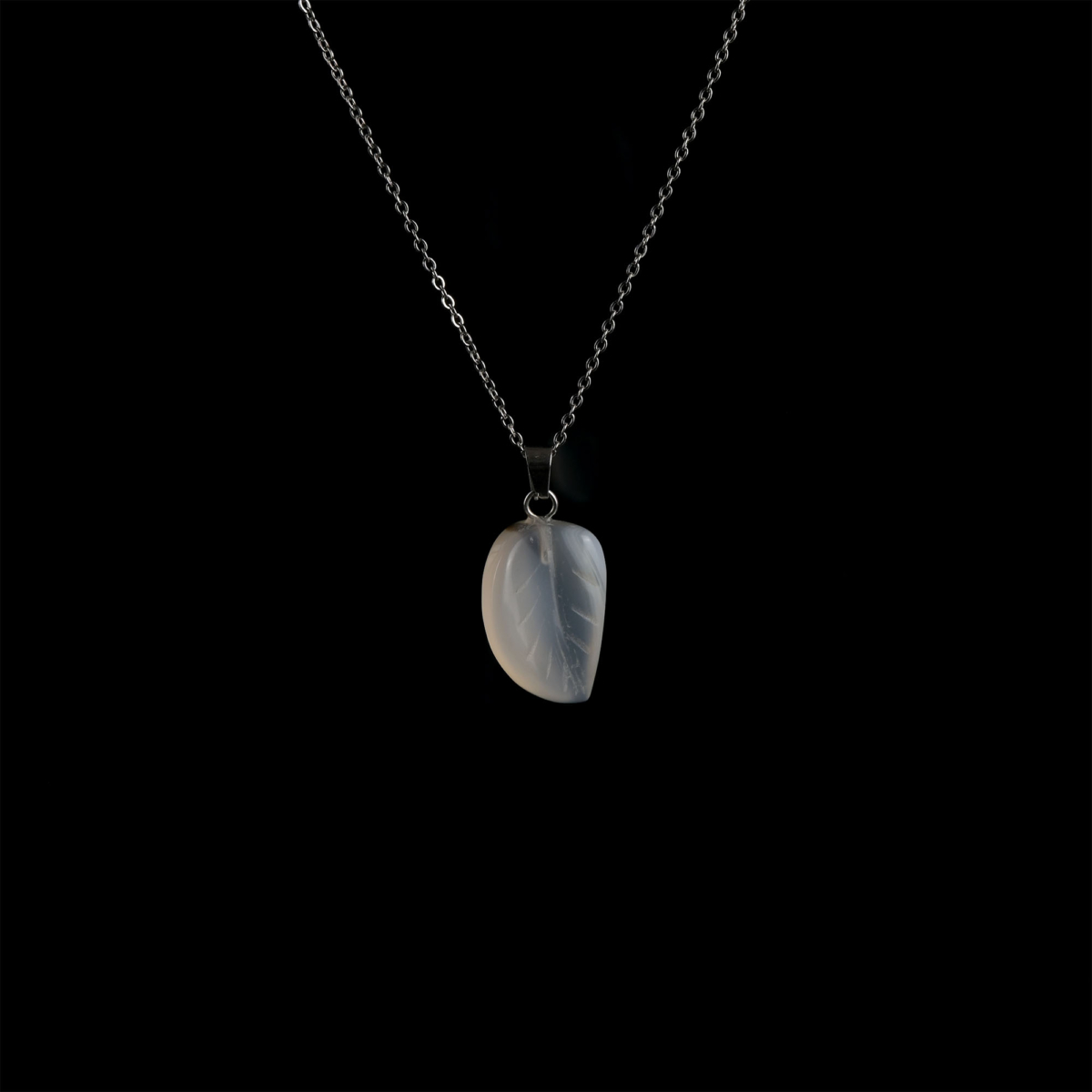 Akik kolye – yaprak model tasarımıyla doğanın enerjisini taşıyan zarif takı Yaprak model akik kolye – doğallık ve ruhsal denge bir arada Toptan doğal taş kolye – akik taşının sakinleştirici frekansını hissedin Günlük kullanımda şıklığı ve huzuru buluşturan akik yaprak kolye