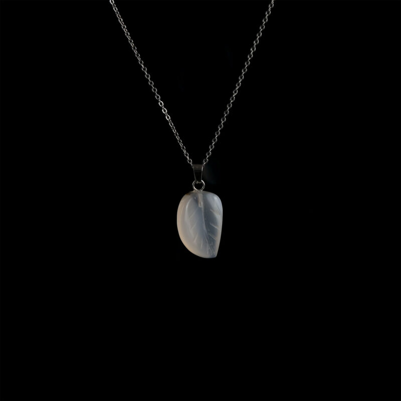 Akik kolye – yaprak model tasarımıyla doğanın enerjisini taşıyan zarif takı Yaprak model akik kolye – doğallık ve ruhsal denge bir arada Toptan doğal taş kolye – akik taşının sakinleştirici frekansını hissedin Günlük kullanımda şıklığı ve huzuru buluşturan akik yaprak kolye