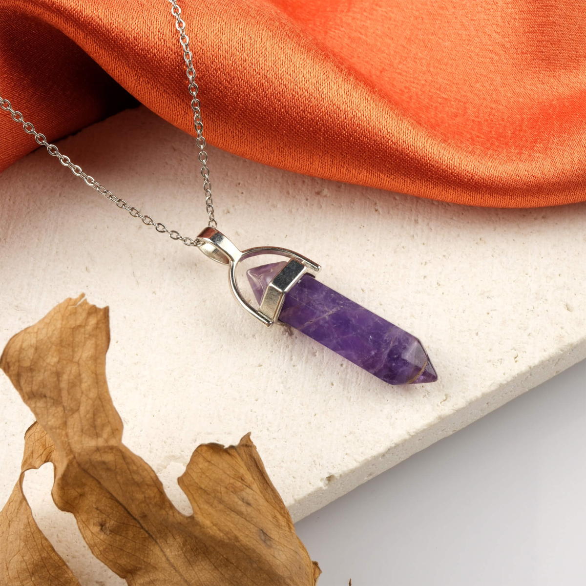 Ametist kolye – morun huzur veren enerjisiyle zarif görünüm Ametist taşlı kolye – ruhsal dinginlik ve estetik bir arada Toptan doğal taş kolye – ametistin pozitif frekansını hissedin Günlük kullanımda enerji ve zarafet sunan ametist kolye