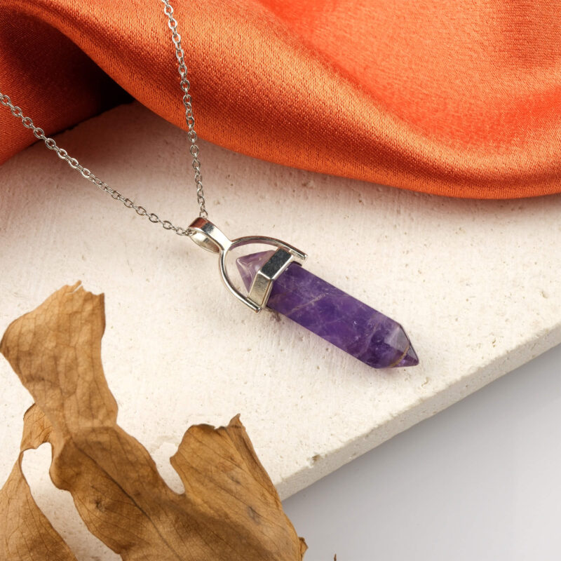 Ametist kolye – morun huzur veren enerjisiyle zarif görünüm Ametist taşlı kolye – ruhsal dinginlik ve estetik bir arada Toptan doğal taş kolye – ametistin pozitif frekansını hissedin Günlük kullanımda enerji ve zarafet sunan ametist kolye