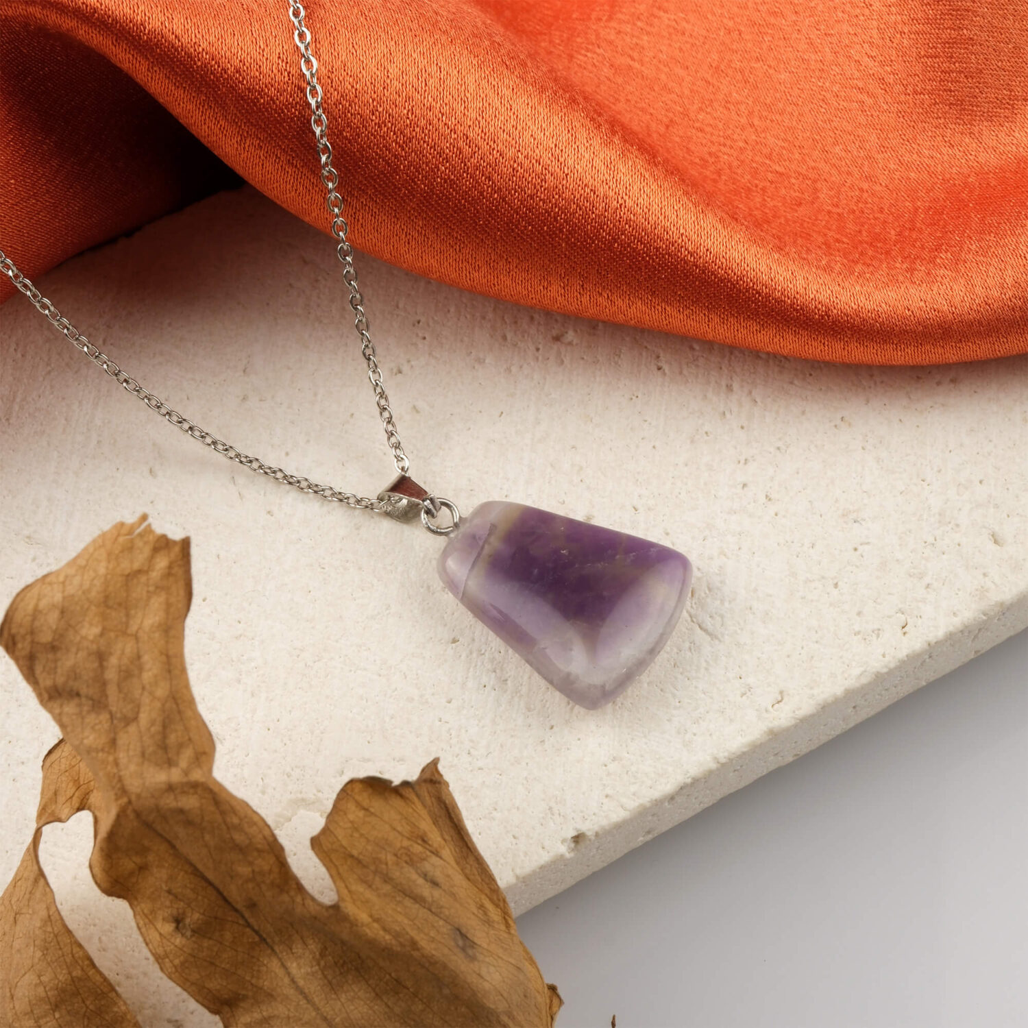 Ametist kolye – morun huzur verici enerjisini zarafetle birleştirir Ametist taşlı kolye – pozitif enerji ve içsel denge bir arada Toptan doğal taş kolye – ametistin sakinleştirici frekansını hissedin Günlük kullanımda zarafet ve ruhsal denge sağlayan ametist kolye