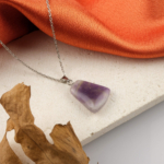 Ametist kolye – morun huzur verici enerjisini zarafetle birleştirir Ametist taşlı kolye – pozitif enerji ve içsel denge bir arada Toptan doğal taş kolye – ametistin sakinleştirici frekansını hissedin Günlük kullanımda zarafet ve ruhsal denge sağlayan ametist kolye