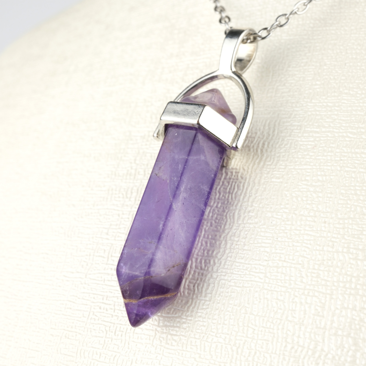 Ametist kolye – morun huzur veren enerjisiyle zarif görünüm Ametist taşlı kolye – ruhsal dinginlik ve estetik bir arada Toptan doğal taş kolye – ametistin pozitif frekansını hissedin Günlük kullanımda enerji ve zarafet sunan ametist kolye
