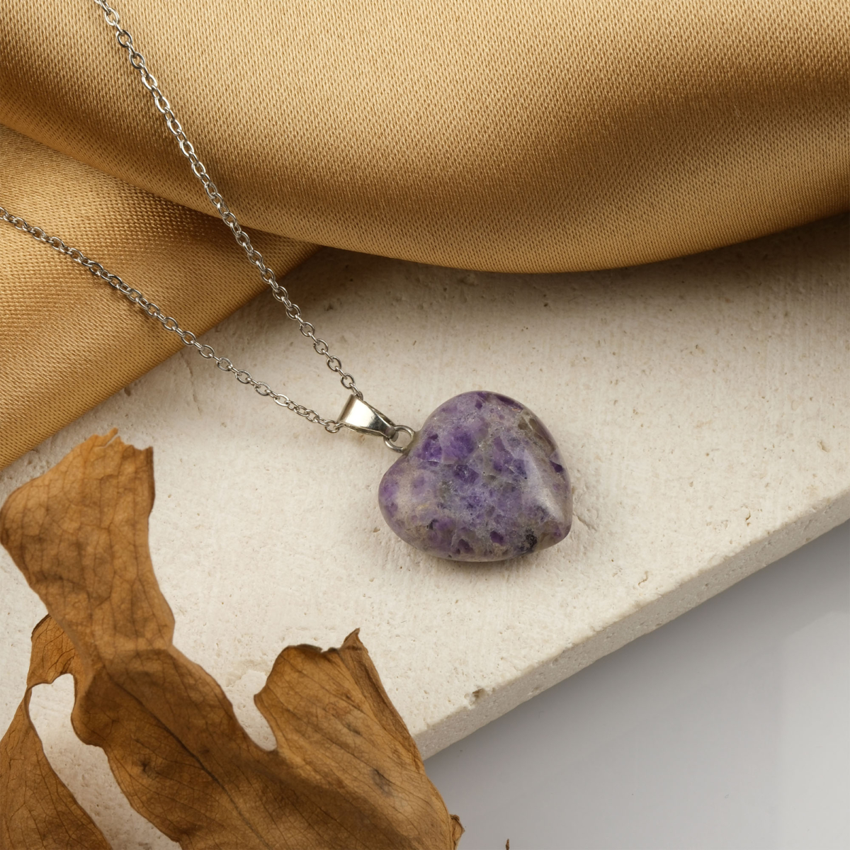 Ametist kalp kolye – morun huzur veren enerjisiyle zarif görünüm Kalp model ametist kolye – sevgi ve denge enerjisini birleştiren doğal taş Toptan doğal taş kolye – ametistin pozitif frekansını hissedin Günlük kullanımda zarafet ve huzur sunan ametist kalp kolye