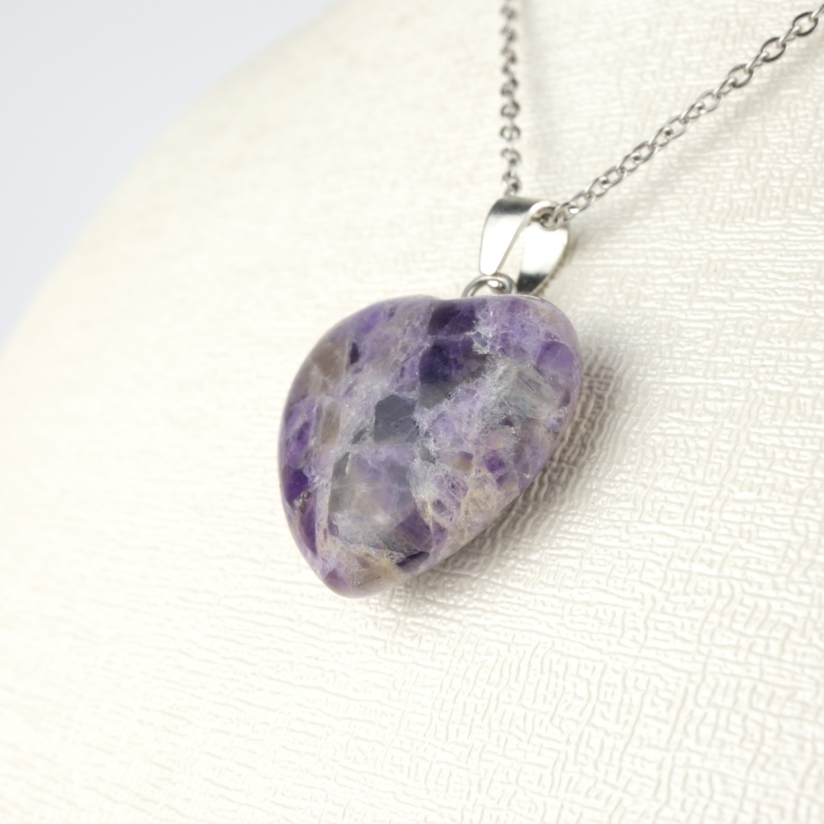 Ametist kalp kolye – morun huzur veren enerjisiyle zarif görünüm Kalp model ametist kolye – sevgi ve denge enerjisini birleştiren doğal taş Toptan doğal taş kolye – ametistin pozitif frekansını hissedin Günlük kullanımda zarafet ve huzur sunan ametist kalp kolye