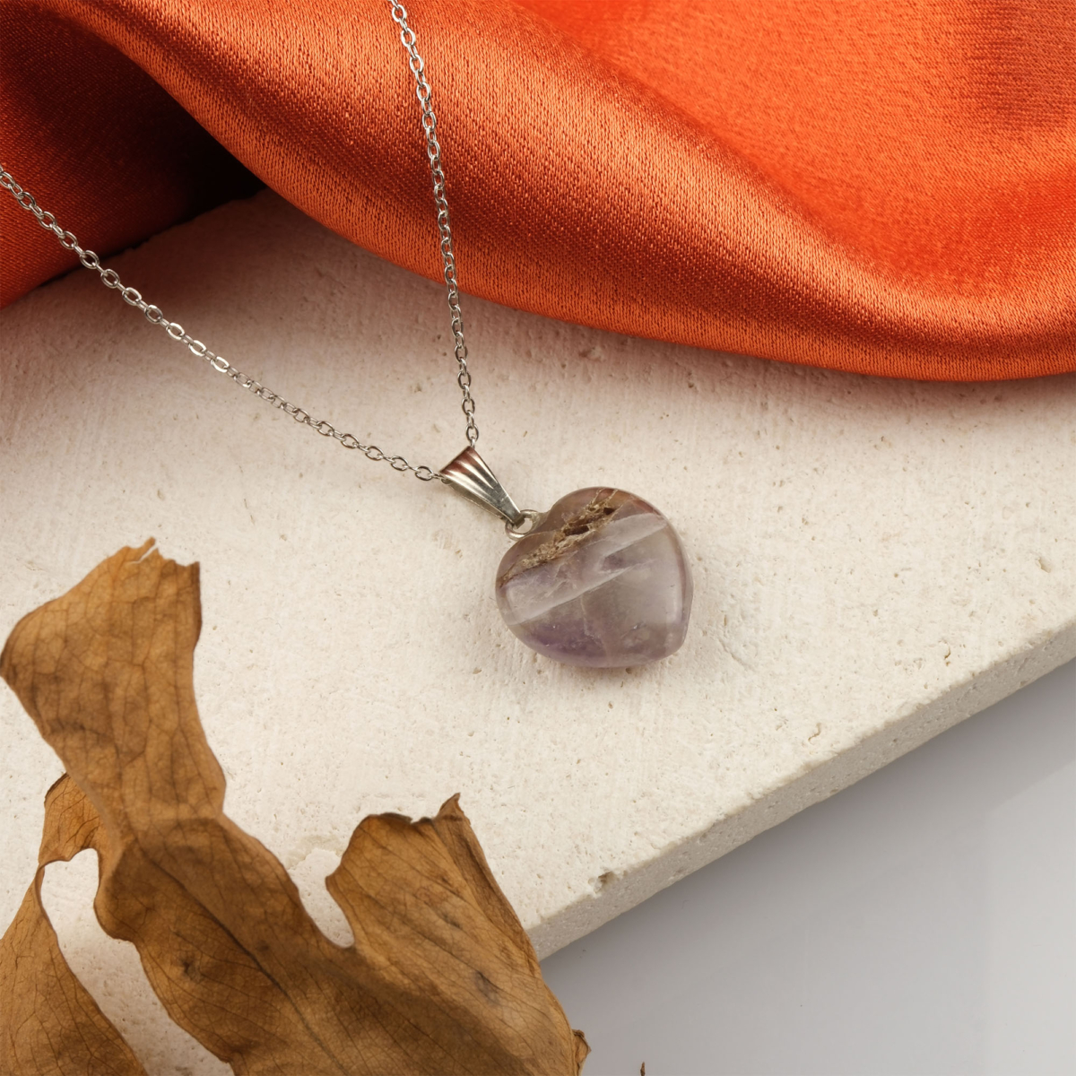 Ametist kalp kolye – morun huzur veren enerjisini zarafetle taşır Kalp model ametist kolye – sevgi ve denge enerjisini birleştiren doğal takı Toptan doğal taş kolye – ametistin pozitif frekansını hissedin Günlük kullanımda şıklık ve huzur sunan ametist kalp kolye