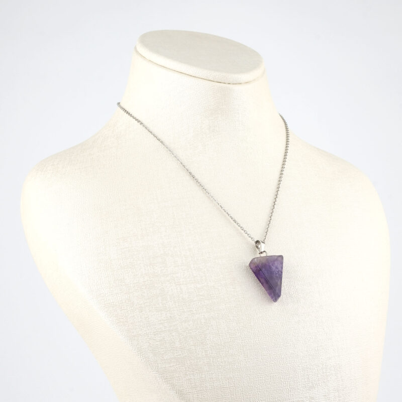 Ametist üçgen kolye – morun huzur veren enerjisini modern tasarımla buluşturur Üçgen model ametist kolye – zarafet ve spiritüel denge bir arada Toptan doğal taş kolye – ametistin pozitif frekansını hissedin Günlük kullanımda şıklık ve enerji dengesini destekleyen ametist üçgen kolye