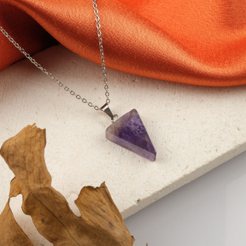 Ametist üçgen kolye – morun huzur veren enerjisini modern tasarımla buluşturur Üçgen model ametist kolye – zarafet ve spiritüel denge bir arada Toptan doğal taş kolye – ametistin pozitif frekansını hissedin Günlük kullanımda şıklık ve enerji dengesini destekleyen ametist üçgen kolye