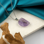 Ametist yaprak kolye – morun huzur veren enerjisiyle zarif görünüm Yaprak model ametist kolye – ruhsal dinginlik ve zarafeti bir arada sunar Toptan doğal taş kolye – ametistin pozitif frekansını hissedin Günlük kullanımda sakinlik ve şıklık sağlayan ametist yaprak kolye