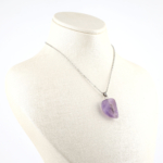 Ametist yaprak kolye – morun huzur veren enerjisiyle zarif görünüm Yaprak model ametist kolye – ruhsal dinginlik ve zarafeti bir arada sunar Toptan doğal taş kolye – ametistin pozitif frekansını hissedin Günlük kullanımda sakinlik ve şıklık sağlayan ametist yaprak kolye