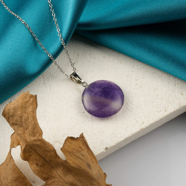 Ametist yuvarlak kolye – morun huzur verici enerjisiyle zarif görünüm Yuvarlak model ametist kolye – enerji dengesi ve estetik şıklık bir arada Toptan doğal taş kolye – ametistin pozitif frekansını her an hissedin Günlük kullanımda sakinlik ve zarafet sunan ametist yuvarlak kolye