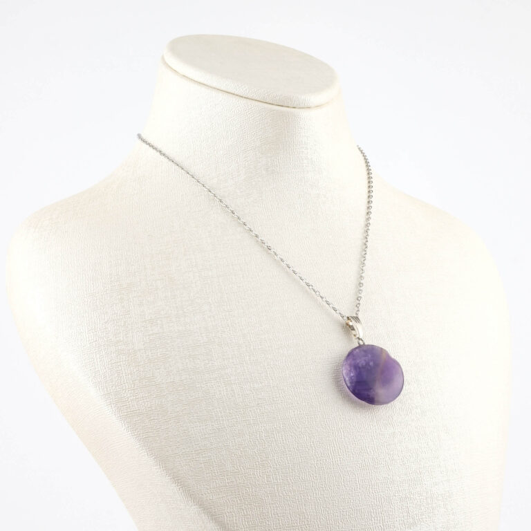 Ametist yuvarlak kolye – morun huzur verici enerjisiyle zarif görünüm Yuvarlak model ametist kolye – enerji dengesi ve estetik şıklık bir arada Toptan doğal taş kolye – ametistin pozitif frekansını her an hissedin Günlük kullanımda sakinlik ve zarafet sunan ametist yuvarlak kolye