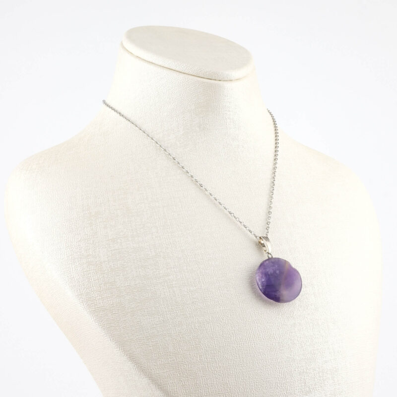 Ametist yuvarlak kolye – morun huzur verici enerjisiyle zarif görünüm Yuvarlak model ametist kolye – enerji dengesi ve estetik şıklık bir arada Toptan doğal taş kolye – ametistin pozitif frekansını her an hissedin Günlük kullanımda sakinlik ve zarafet sunan ametist yuvarlak kolye