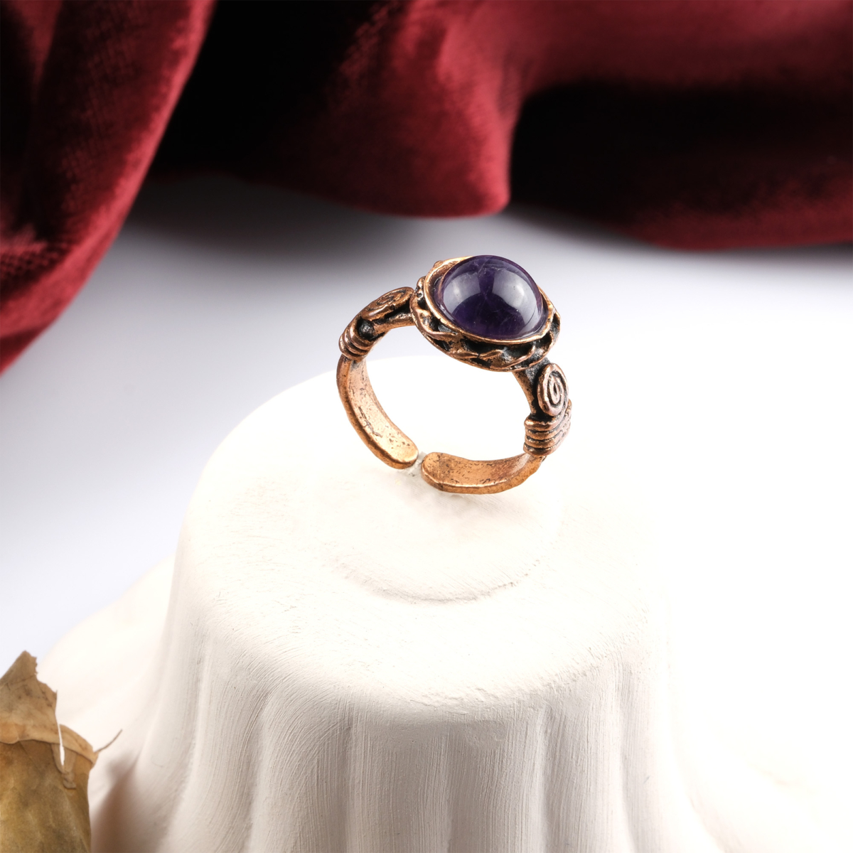 Ametist doğal taş yüzük – morun asil enerjisiyle zarafet ve dengeyi yansıtır Bakır ametist yüzük – ruhsal dinginlik ve estetik görünümü bir araya getirir Ametist yüzük – pozitif enerji ve iç huzurun sembolü doğal taş takı Toptan doğal taş yüzük – şıklık ve spiritüel frekansı buluşturan özel tasarım
