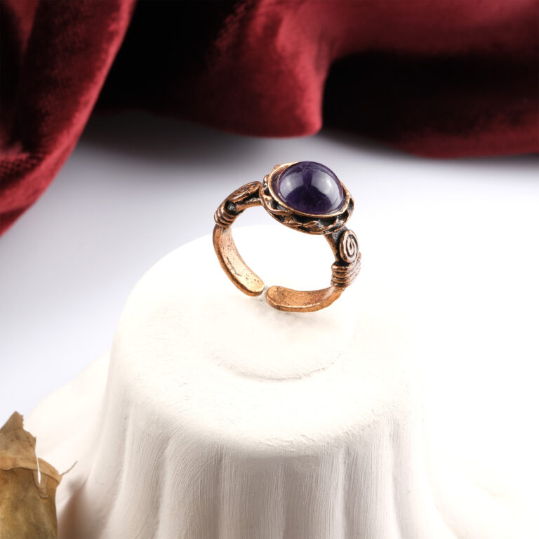 Ametist doğal taş yüzük – morun asil enerjisiyle zarafet ve dengeyi yansıtır Bakır ametist yüzük – ruhsal dinginlik ve estetik görünümü bir araya getirir Ametist yüzük – pozitif enerji ve iç huzurun sembolü doğal taş takı Toptan doğal taş yüzük – şıklık ve spiritüel frekansı buluşturan özel tasarım