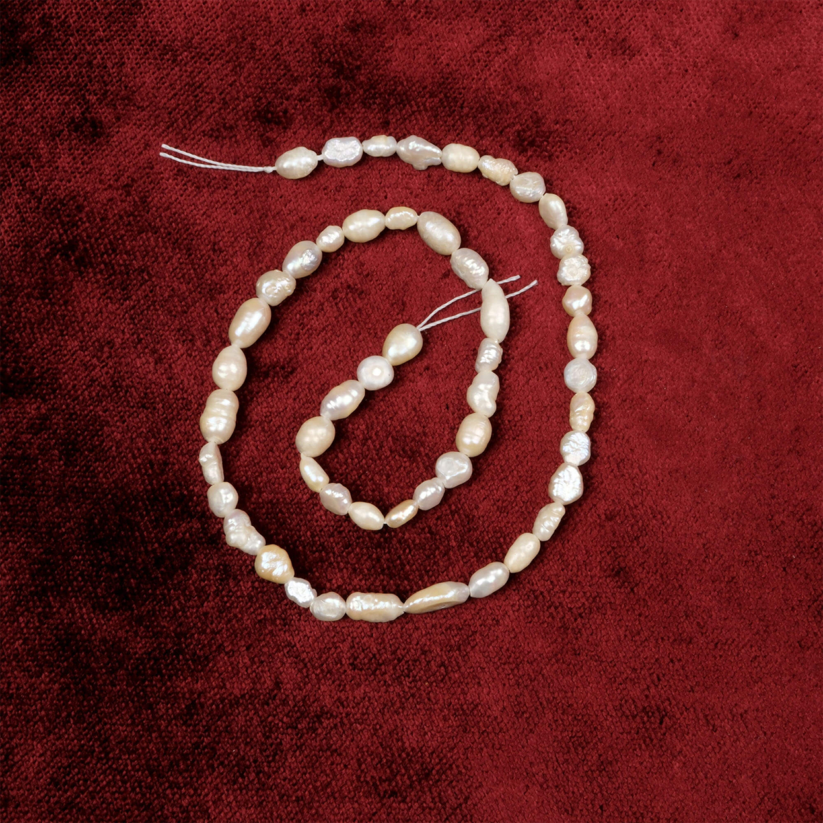 Amorf İnci doğal taş dizi – doğal şekilli formu, sedefli yüzeyi ve zarif enerjisiyle estetik ve ruhsal denge sağlayan toptan doğal taş dizi