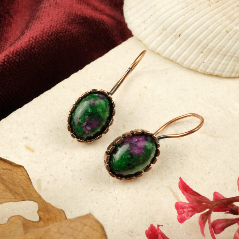 Anyolit taşı bakır küpe – güçlü enerji dengelemesi ve doğal zarafetiyle öne çıkan toptan doğal taş küpe.