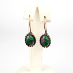 Anyolit taşı bakır küpe – güçlü enerji dengelemesi ve doğal zarafetiyle öne çıkan toptan doğal taş küpe.