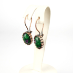 Anyolit taşı bakır küpe – güçlü enerji dengelemesi ve doğal zarafetiyle öne çıkan toptan doğal taş küpe.