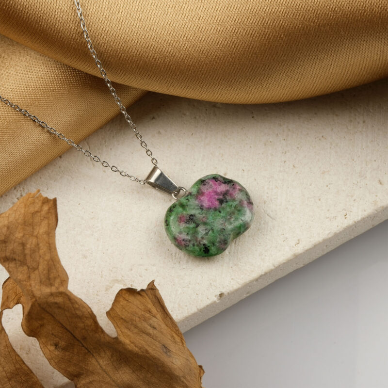 Anyolit kolye – yeşil ve kırmızı tonlarıyla doğanın canlı enerjisini taşır Anyolit taşlı kolye – ruhsal denge ve güç veren doğal taş takı Toptan doğal taş kolye – anyolitin pozitif frekansını keşfedin Günlük kullanımda zarafet ve enerji sunan anyolit kolye