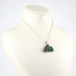 Anyolit kolye – yeşil ve kırmızı tonlarıyla doğanın enerjisini taşır Anyolit taşlı kolye – ruhsal denge ve canlılık veren doğal taş takı Toptan doğal taş kolye – anyolitin güçlü pozitif frekansını hissedin Günlük kullanımda enerji, cesaret ve zarafet sunan anyolit kolye