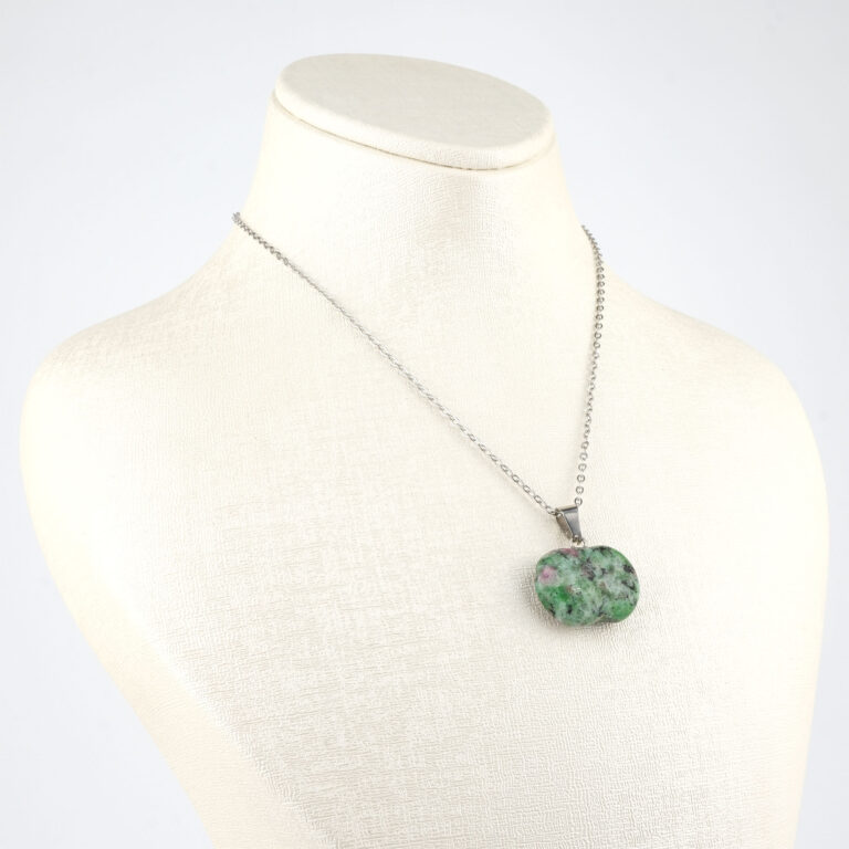 Anyolit kolye – yeşil ve kırmızı tonlarıyla doğanın canlı enerjisini taşır Anyolit taşlı kolye – ruhsal denge ve güç veren doğal taş takı Toptan doğal taş kolye – anyolitin pozitif frekansını keşfedin Günlük kullanımda zarafet ve enerji sunan anyolit kolye