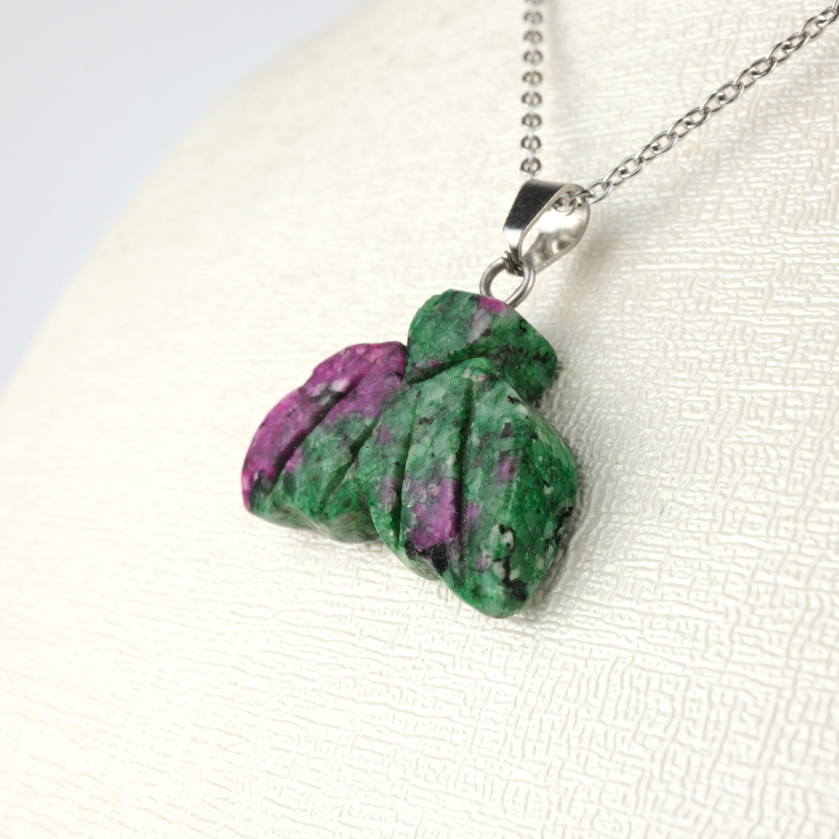 Anyolit kolye – yeşil ve kırmızı tonlarıyla doğanın enerjisini taşır Anyolit taşlı kolye – ruhsal denge ve canlılık veren doğal taş takı Toptan doğal taş kolye – anyolitin güçlü pozitif frekansını hissedin Günlük kullanımda enerji, cesaret ve zarafet sunan anyolit kolye