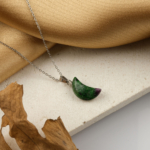 Anyolit hilal kolye – kırmızı ve yeşilin enerjisini taşıyan zarif doğal taş Hilal model anyolit kolye – içsel güç ve denge sembolü takı Toptan doğal taş kolye – anyolitin canlı frekansını hissedin Günlük kullanımda zarafet ve ruhsal enerji sunan anyolit hilal kolye