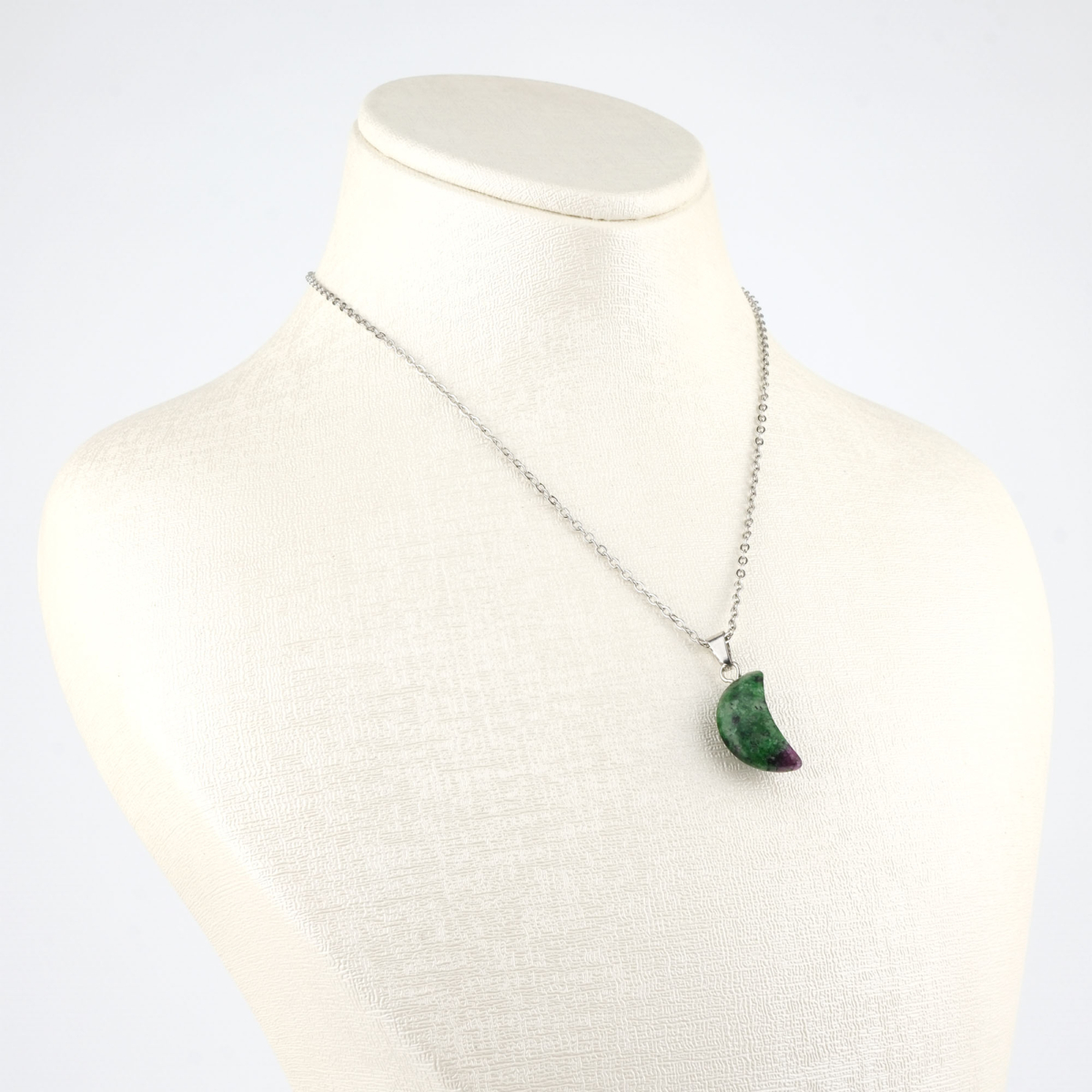 Anyolit hilal kolye – kırmızı ve yeşilin enerjisini taşıyan zarif doğal taş Hilal model anyolit kolye – içsel güç ve denge sembolü takı Toptan doğal taş kolye – anyolitin canlı frekansını hissedin Günlük kullanımda zarafet ve ruhsal enerji sunan anyolit hilal kolye