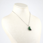 Anyolit hilal kolye – kırmızı ve yeşilin enerjisini taşıyan zarif doğal taş Hilal model anyolit kolye – içsel güç ve denge sembolü takı Toptan doğal taş kolye – anyolitin canlı frekansını hissedin Günlük kullanımda zarafet ve ruhsal enerji sunan anyolit hilal kolye