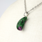 Anyolit hilal kolye – kırmızı ve yeşilin enerjisini taşıyan zarif doğal taş Hilal model anyolit kolye – içsel güç ve denge sembolü takı Toptan doğal taş kolye – anyolitin canlı frekansını hissedin Günlük kullanımda zarafet ve ruhsal enerji sunan anyolit hilal kolye