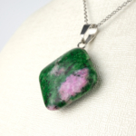 Anyolit kare kolye – kırmızı ve yeşilin uyumunu taşıyan zarif doğal taş Kare model anyolit kolye – cesaret ve içsel dengeyi birleştirir Toptan doğal taş kolye – anyolitin güçlü enerjisini keşfedin Günlük kullanımda zarafet ve enerji sağlayan anyolit kare kolye