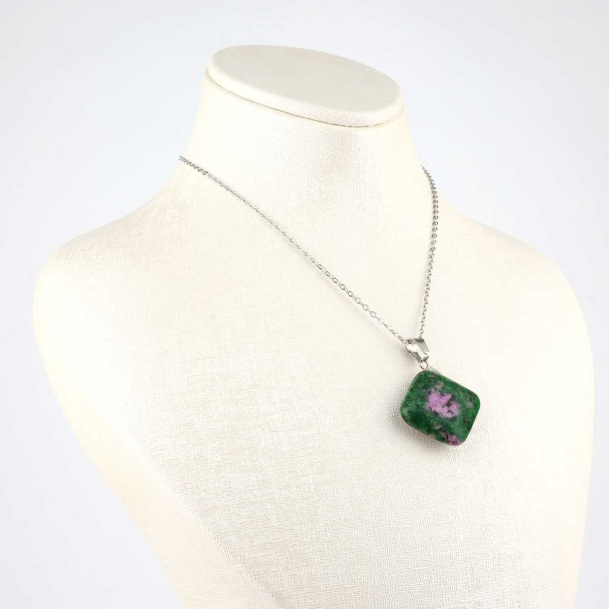 Anyolit kare kolye – kırmızı ve yeşilin uyumunu taşıyan zarif doğal taş Kare model anyolit kolye – cesaret ve içsel dengeyi birleştirir Toptan doğal taş kolye – anyolitin güçlü enerjisini keşfedin Günlük kullanımda zarafet ve enerji sağlayan anyolit kare kolye