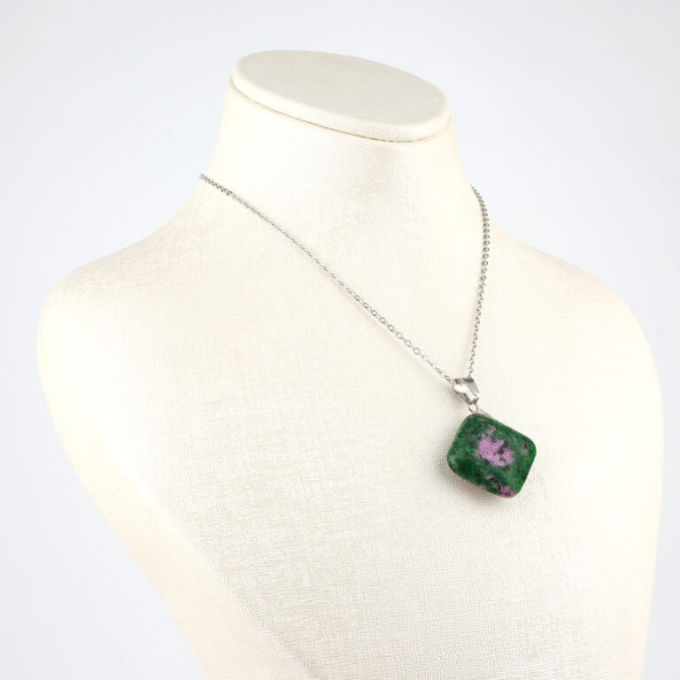 Anyolit kare kolye – kırmızı ve yeşilin uyumunu taşıyan zarif doğal taş Kare model anyolit kolye – cesaret ve içsel dengeyi birleştirir Toptan doğal taş kolye – anyolitin güçlü enerjisini keşfedin Günlük kullanımda zarafet ve enerji sağlayan anyolit kare kolye