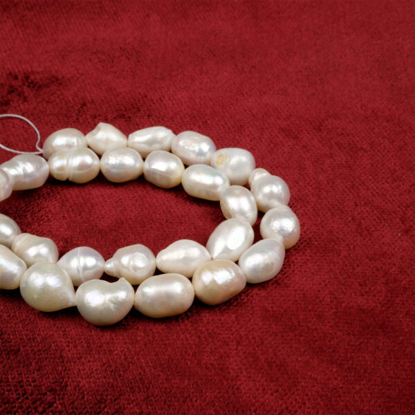 Arpa İnci doğal taş dizi 9 mm – inci parlaklığındaki beyaz tonlarıyla zarafet, arınma ve duygusal denge sağlayan toptan doğal taş dizi