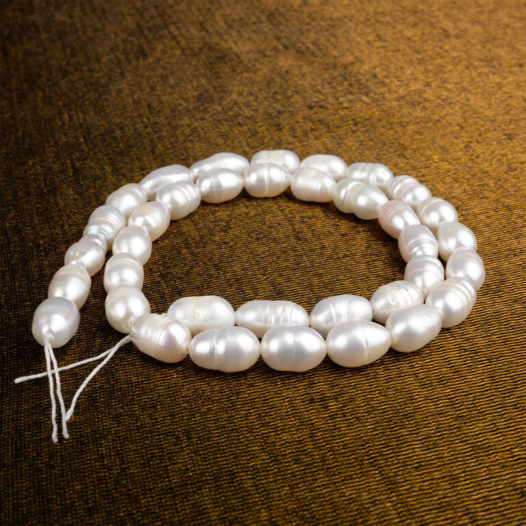 Arpa inci doğal taş dizi – beyazın zarafetini ve saflığını temsil eden, feminen enerji ve huzur taşı olarak bilinen toptan doğal taş dizi