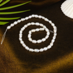 Arpa inci doğal taş dizi – zarif beyaz parlaklığıyla saflığı, zarafeti ve feminen enerjiyi temsil eden toptan doğal taş dizi