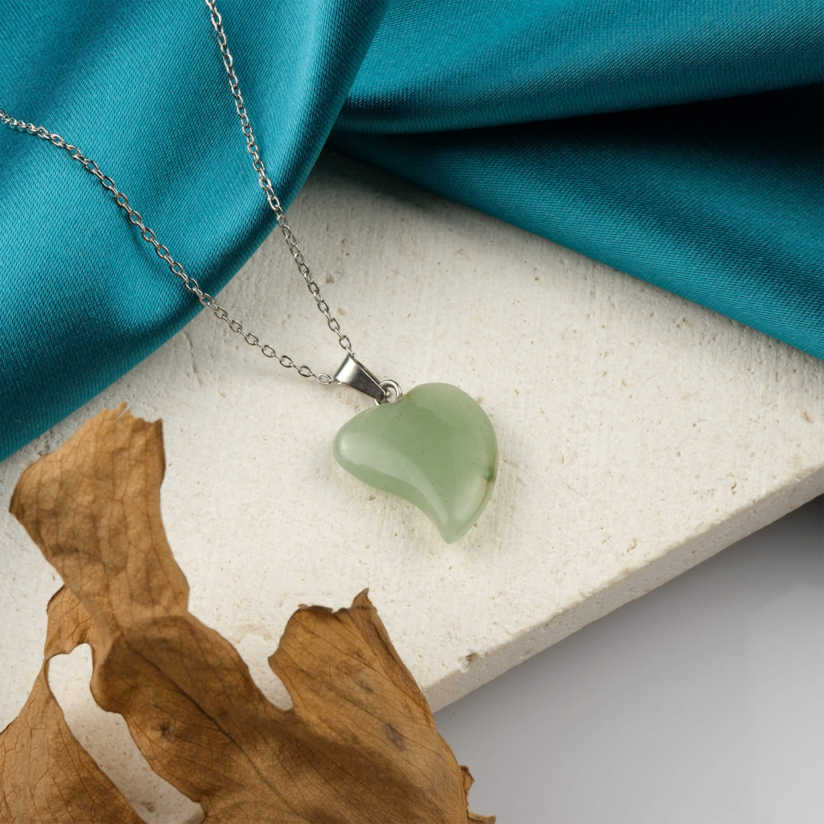 Aventurin kolye – yeşilin huzur verici enerjisini taşıyan zarif doğal taş takı Aventurin taşlı kolye – şans ve denge enerjisini yansıtan doğal taş Toptan doğal taş kolye – aventurinin pozitif frekansını hissedin Günlük kullanımda zarafet ve huzur sağlayan aventurin kolye